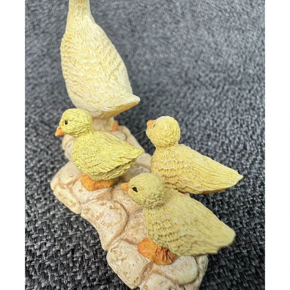 Mother Duck & Ducklings Minature Figurine 2